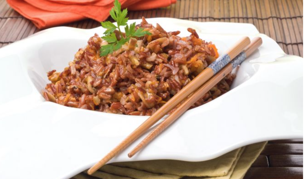 merluza en papillote con arroz rojo con calabaza champiñones y nueces